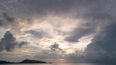 Deniz üzerinde şaşırtıcı bulutlar Zaman ve günbatımı ya da gündoğumu Yanan altın gökyüzü ve parlayan altın dalgalar Deniz yüzeyinde güzel ışık yansıması 4K görüntüler Zaman Hızı 'nın görkemli gökyüzü