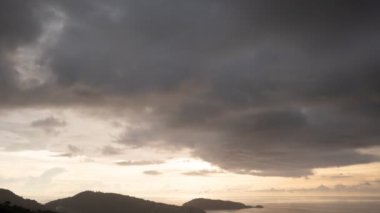 Deniz üzerinde şaşırtıcı bulutlar Zaman ve günbatımı ya da gündoğumu Yanan altın gökyüzü ve parlayan altın dalgalar Deniz yüzeyinde güzel ışık yansıması 4K görüntüler Zaman Hızı 'nın görkemli gökyüzü