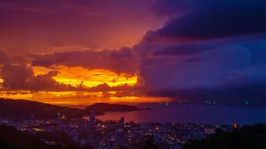 Deniz üzerinde şaşırtıcı bulutlar Zaman ve günbatımı ya da gündoğumu Yanan altın gökyüzü ve parlayan altın dalgalar Deniz yüzeyinde güzel ışık yansıması 4K görüntüler Zaman Hızı 'nın görkemli gökyüzü