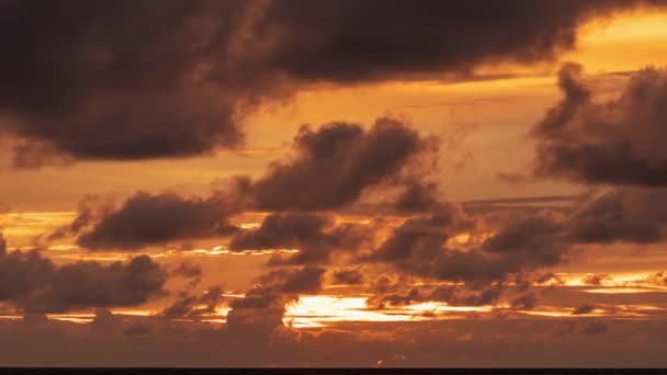 Verbazingwekkende Wolken Boven Zee Timelapse Zonsondergang Zonsopgang Gouden Hemel Stralende — Stockvideo