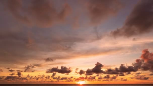 Niesamowite Chmury Nad Morzem Timelapse Zachód Lub Wschód Słońca Płonące — Wideo stockowe