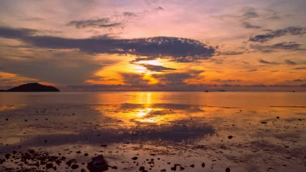 Verbazingwekkende Wolken Boven Zee Timelapse Zonsondergang Zonsopgang Gouden Hemel Stralende — Stockvideo