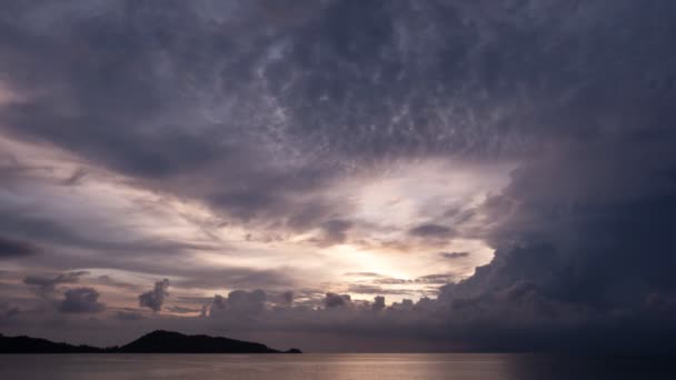 Incredibili Nuvole Sul Mare Timelapse Tramonto Alba Cielo Dorato Ardente — Video Stock