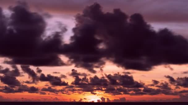 海の上の驚くべき雲タイムラプス 日没または日の出黄金の空と輝く黄金の波を燃やす海の表面の美しい光の反射驚くべき風景4K映像時間壮大な光の空をラプス — ストック動画
