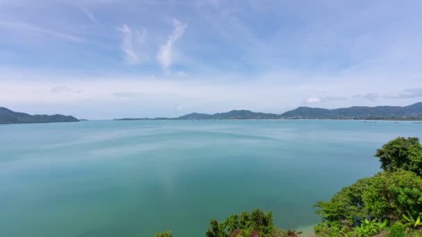 白い雲の動き時間の経過夏には青い空と白い雲が海の上を流れています天気の良い日タイのタイムラプスコンセプト旅行の背景自然環境 — ストック動画