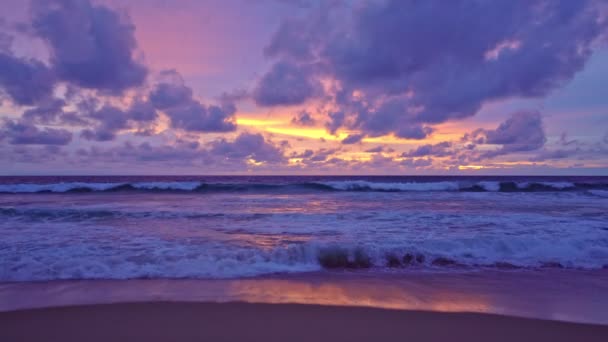 海のビデオの上の日没や日の出で熱帯の海4K 太陽は地平線に触れ 黄金の時間の赤い空素晴らしい海の景色 海のビーチの夕日 波の雲の中の太陽幻想的な自然の夕日 — ストック動画