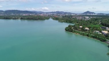 Sabahları güzel deniz dalgaları İHA hava görüntülerinden inanılmaz okyanus yüzeyi arkaplanı İHA 'sı denizin üzerinde uçuyor.