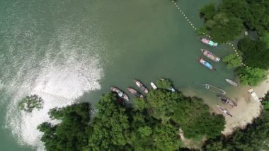 Phuket Tayland 'ın tropikal denizindeki inanılmaz hava manzaralı uzun kuyruklu balıkçı tekneleri.