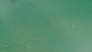 Deniz dokusu dalgaları Sahilde köpürme ve sıçrama Güzel dalga deniz yüzeyi arka planı İnanılmaz dalgalar arka plan