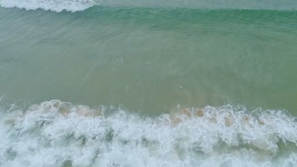 海滩上的泡沫和飞溅美丽的海浪海面背景神奇的海浪背景 — 图库视频影像