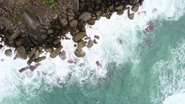 素晴らしい海岸巨大な海の波がクラッシュし 岩の上に名声の空中ビューをトップダウン プーケット島の岩を背景に波が砕ける鳥の目の景色タイ — ストック動画