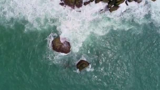 令人惊奇的海滨俯瞰大海巨浪在岩石上冲撞和发泡的景象 泰国普吉岛海浪撞击岩石背景的鸟瞰图 — 图库视频影像