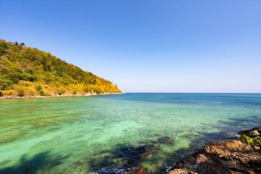 Kayalık deniz kıyısı açık mavi gökyüzü altında Bulutlar sabah yaz güneşli gün arka planı Phuket Tayland 'da güzel deniz