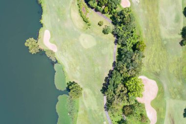 Tayland 'daki yeşil golf sahasının havadan görünüşü Çimenli bir golf sahasındaki güzel yeşil çimenler ve ağaçlar Yaz mevsiminde yeşili