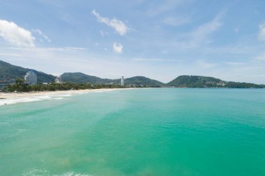 Patong plajı Phuket Tayland, 15 Kasım 2021. Andaman Denizi 'ndeki muhteşem sahil. Hava aracı kamerası. Phuket Tayland' daki muhteşem deniz manzarası.