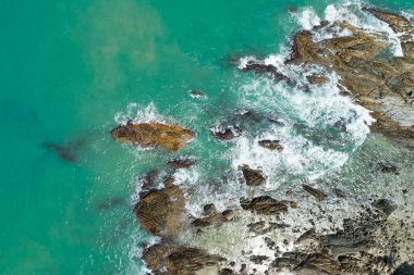 Phuket Thailand 'daki muhteşem deniz manzarası yaz mevsiminde deniz kıyısına vuran güzel dalga.