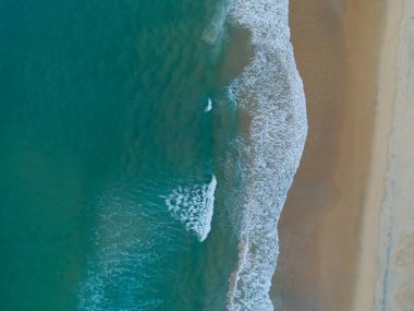 Hava manzaralı kumlu sahil ve dalgalar güzel tropikal deniz yaz mevsimi görüntüsü Aerial view insansız hava aracı tarafından çekildi.
