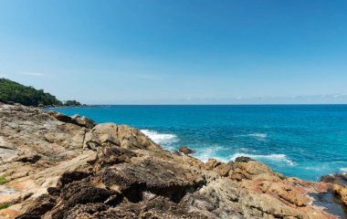 Berrak mavi gökyüzünün altında sabah bulutları Phuket Tayland 'da güzel bir deniz.