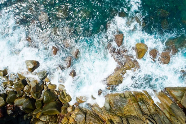 Hava Manzarası Deniz Kıyılarına Çarpıyor Güneşli Bir Günde Güzel Turkuaz — Stok fotoğraf
