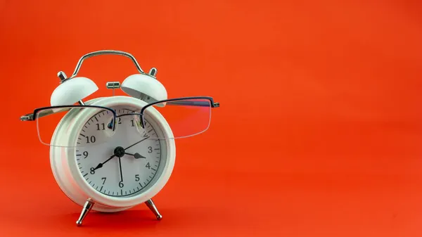 Concepto Educación Negocios Reloj Despertador Gafas Para Profesores Objetos Empresariales —  Fotos de Stock