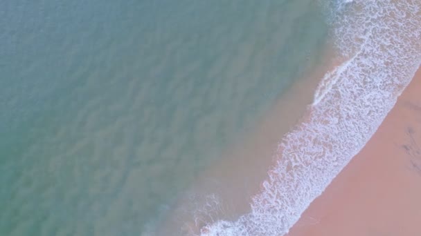夕日の海とピンクの砂のビーチの素晴らしい空の景色プーケット島の楽園で砂の海岸に波の泡がクラッシュした美しい砂のビーチタイ旅行とツアーの背景 — ストック動画