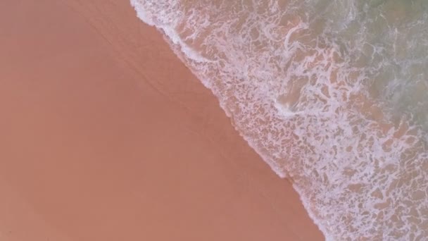 Erstaunliche Luftaufnahme Des Meeres Und Des Rosafarbenen Sandstrandes Bei Sonnenuntergang — Stockvideo