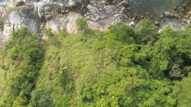 Deniz kıyısındaki kayalara çarpan dalgaların hava görüntüsü Rocky sahili muhteşem doğa arka planı Phuket adası