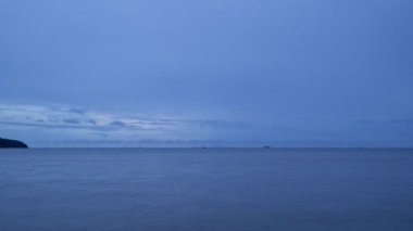 Kötü hava günlerinde kara bulutları denizden geçirin.