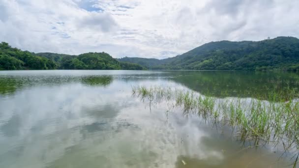 热带雨林山湖蓝天中飘扬的云朵倒映在水面上时光飞逝4K多莉滑翔机拍摄了长长的曝光视频 自然风景 — 图库视频影像