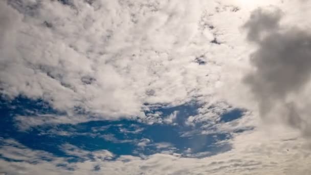 Gökyüzünde Hızla Akan Beyaz Bulutlu Mavi Gökyüzü Arka Planda Bulutlu — Stok video