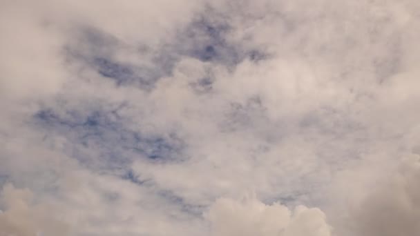 Голубое Небо Белыми Облаками Быстро Текущими Заднем Плане — стоковое видео