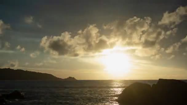 Günbatımında Renkli Kara Bulutlar Doğanın Güzel Işığı Batan Güneşin Muhteşem — Stok video