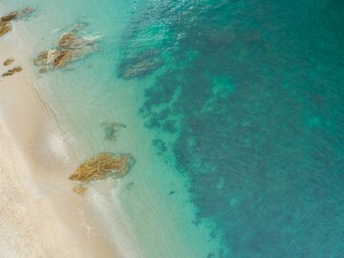 Hava manzaralı kumlu sahil ve dalgalar güzel tropikal deniz yaz mevsimi görüntüsü Aerial view insansız hava aracı tarafından çekildi.