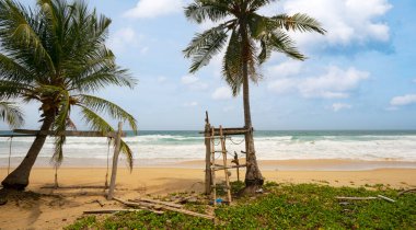 Phuket karon plajı Phuket Adası 'nda palmiye ağaçları olan yaz plajı yaz mevsiminde mavi gökyüzü arka planına sahip güzel tropikal plaj.