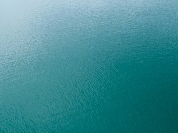 海面空の景色 鳥の目の景色小さな波と水面の質感の写真ターコイズブルーの海の背景美しい自然素晴らしい景色 — ストック写真