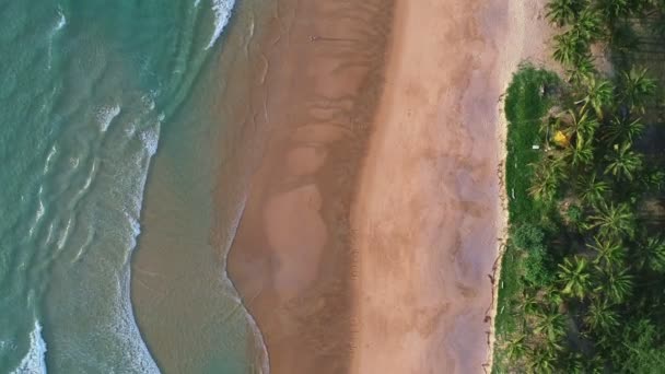 プーケット海ビーチでクラッシュする美しい波砂のビーチで空中ビューの波が壊れます 美しいビーチの空中ビューの波ドローン4Kショット素晴らしい自然景観 — ストック動画