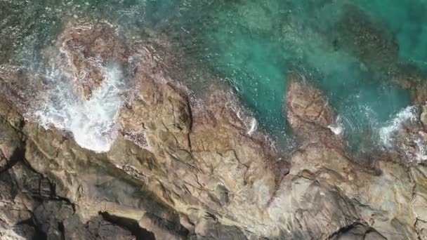 Phuket Okyanusu Ndaki Deniz Kıyısı Kayalarının Hava Görüntüsü Kayalıklara Çarpıyor — Stok video