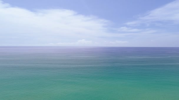 Красивое Море Летний Сезон Белые Облака Голубое Небо — стоковое видео