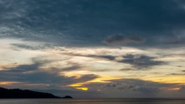  Günbatımında hızlandırılmış renkli bulutlar doğanın güzel ışığı batan güneşin muhteşem renkleri gün batımında görkemli bulutlar karanlık bulutlar, gece gündüz, zaman akıp gidiyor