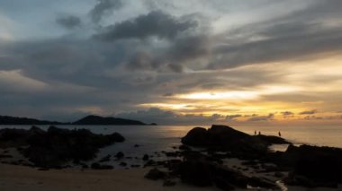  Günbatımında hızlandırılmış renkli bulutlar doğanın güzel ışığı batan güneşin muhteşem renkleri gün batımında görkemli bulutlar karanlık bulutlar, gece gündüz, zaman akıp gidiyor