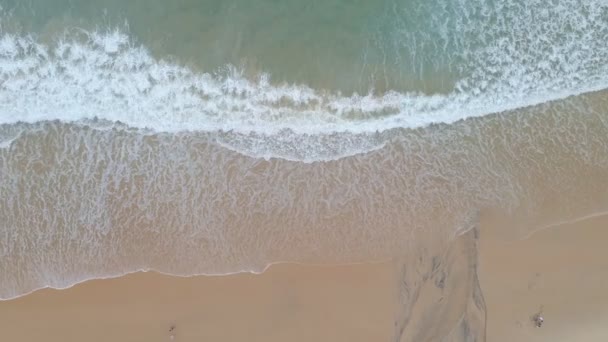Belle plage tropicale Incroyable littoral sablonneux avec des vagues de mer turquoise blanche. Belle vue aérienne de la plage de sable blanc et la texture de la surface de l'eau, les vagues mousseuses à Karon plage Phuket Thaïlande