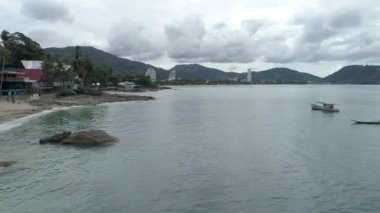Phuket Tayland Patong plajı. Havadan görünüşlü. Puket Adası 'ndaki güzel deniz patong plajının insansız hava aracı görüntüsü.