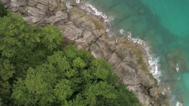 Phuket Okyanusu 'ndaki deniz kıyısı kayalarının hava görüntüsü çok güzel deniz manzaralı insansız hava aracı 4k İnsansız Hava Aracı 4k İnsansız hava aracı kamerası Phuket Adası' ndan yüksek kaliteli görüntüler seyahat için turisttir.