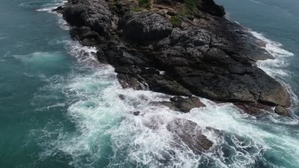 Vista Aérea Rochas Litorâneas Oceano Phuket Ondas Mar Bela Paisagem — Vídeo de Stock