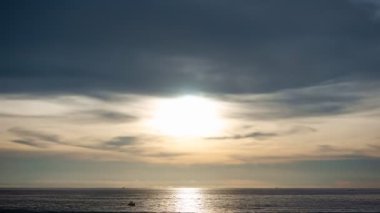 Günbatımında renkli kara bulutlar doğanın güzel ışığı batan güneşin muhteşem renkleri günbatımında görkemli bulutlar akşam kara bulutlar, gece gündüz 4-K zaman atlaması 