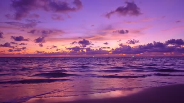 夕方の暗い穏やかな海と日没または日の出の空美しい海の背景 — ストック動画