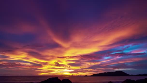 Günbatımında Renkli Kara Bulutlar Doğanın Güzel Işığı Batan Güneşin Muhteşem — Stok video