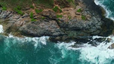 Phuket Okyanusu 'ndaki deniz kıyısı kayalarının hava görüntüsü çok güzel deniz manzaralı insansız hava aracı 4k İnsansız Hava Aracı 4k İnsansız hava aracı kamerası Phuket Adası' ndan yüksek kaliteli görüntüler seyahat için turisttir.
