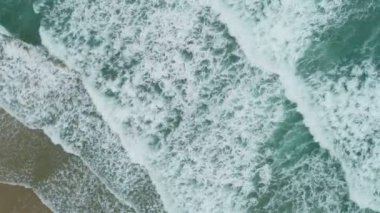 Phuket denizi sahile vuran güzel dalgalar kumsala vuran hava manzaralı dalgalar. Deniz dalgaları güzel sahil manzaralı İHA 4k. İnanılmaz doğa deniz manzarası.