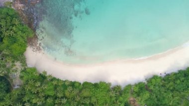 Phuket Okyanusu 'ndaki inanılmaz güzel deniz kıyısı kayaları kayalıklara çarpıyor. Uçurum manzaralı dron 4k İnsansız Hava Aracı. İnsansız hava aracı kamerası Phuket Adası' ndan yüksek kaliteli görüntüler.